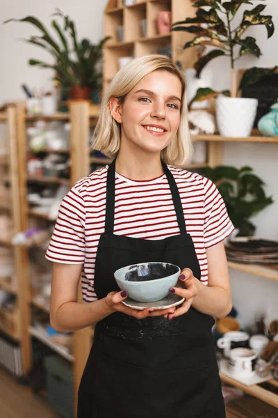 Vrij Lachende Meisje Zwarte Schort Gestreept Shirt Holding Handgemaakte Plaat — Stockfoto