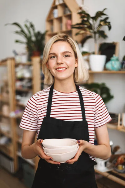 Mooi Meisje Zwarte Schort Gestreept Shirt Handgemaakte Kommen Handen Gelukkig — Stockfoto