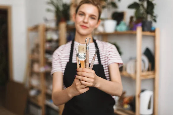 Close Van Meisje Zwarte Schort Bedrijf Aardewerk Tools Handen Besteden — Stockfoto