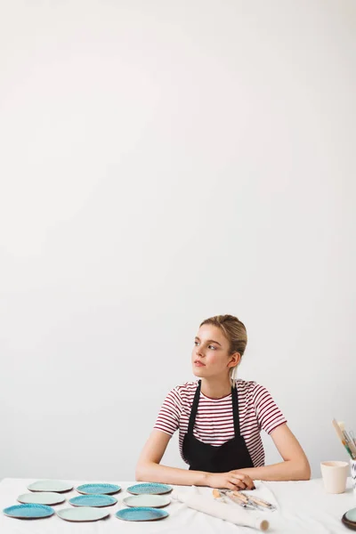 Doordachte Meisje Zwarte Schort Gestreept Shirt Zitten Aan Tafel Met — Stockfoto