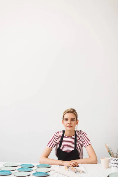 Menina Bonita Avental Preto Shirt Listrada Sentado Mesa Com Placas — Fotografia de Stock