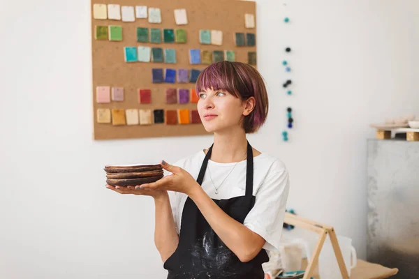 Mooi Meisje Met Kleurrijke Haar Zwarte Schort Witte Shirt Bedrijf — Stockfoto