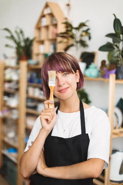 Mooi Meisje Met Kleurrijke Haren Zwarte Schort Witte Shirt Die — Stockfoto