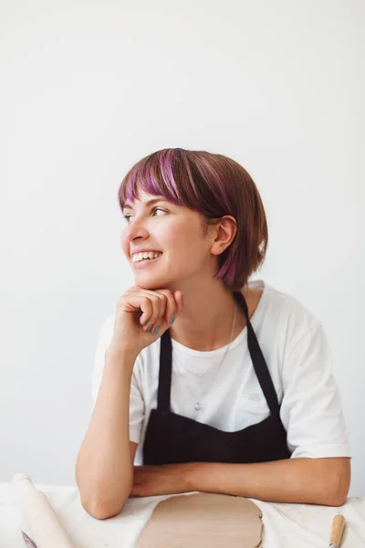 Mooi Lachende Meisje Met Kleurrijke Haar Wit Shirt Dromerig Tijd — Stockfoto