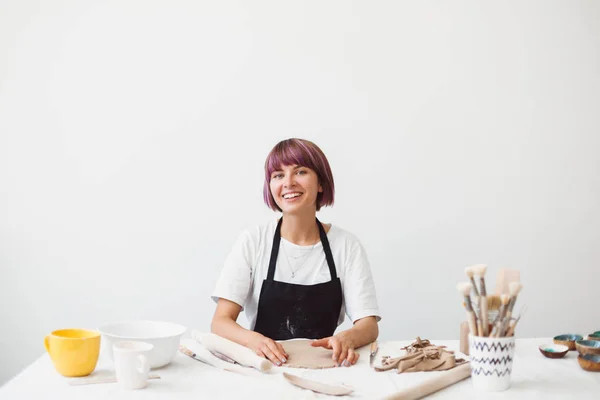 Chica Alegre Con Pelo Colorido Delantal Negro Camiseta Blanca Sentado — Foto de Stock