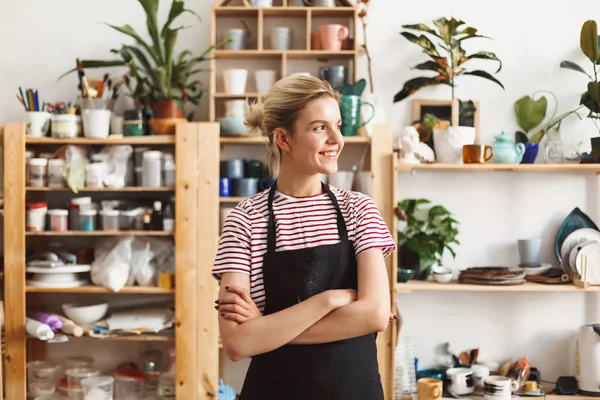 Lachende Meisje Zwarte Schort Shirt Gelukkig Kijken Naar Opzij Met — Stockfoto