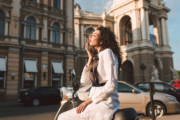 สาวสวยผมหย าในช ขาวน งบน Moped และความฝ ดตาของเธอด วยม มมองของเม องบนพ — ภาพถ่ายสต็อก