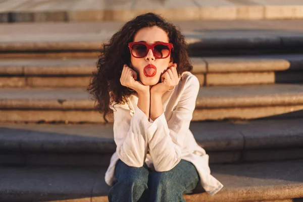 Jonge Mooie Vrouw Met Donker Krullend Haar Zonnebrillen Witte Jas — Stockfoto