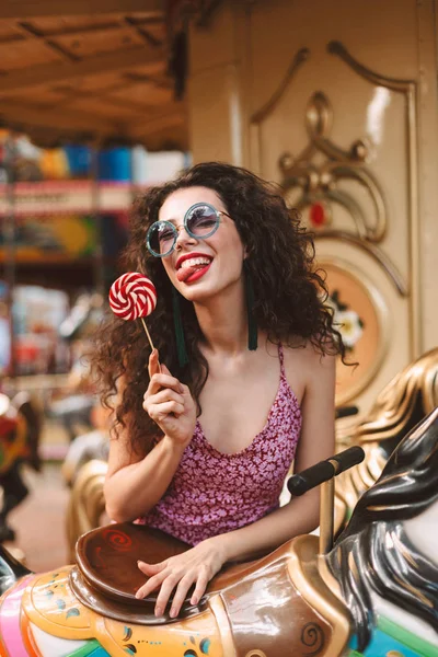 Jonge Dame Met Donkere Krullen Zonnebril Vrij Kleed Permanent Met — Stockfoto