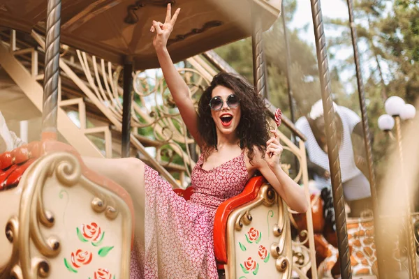 Joven Dama Alegre Con Pelo Rizado Oscuro Gafas Sol Vestido —  Fotos de Stock