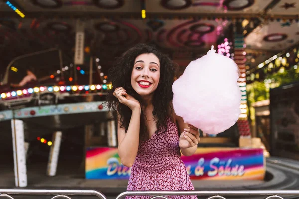 Senhora Alegre Com Cabelo Encaracolado Escuro Vestido Com Algodão Rosa — Fotografia de Stock