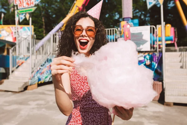 Senhora Alegre Com Cabelos Encaracolados Escuros Óculos Sol Boné Aniversário — Fotografia de Stock