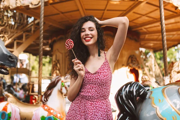 Belle Dame Aux Cheveux Bouclés Foncés Robe Debout Avec Des — Photo