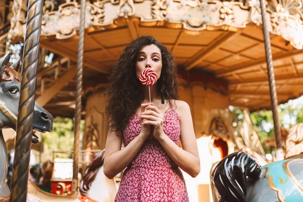 Belle Dame Aux Cheveux Bouclés Foncés Robe Debout Couvrant Bouche — Photo