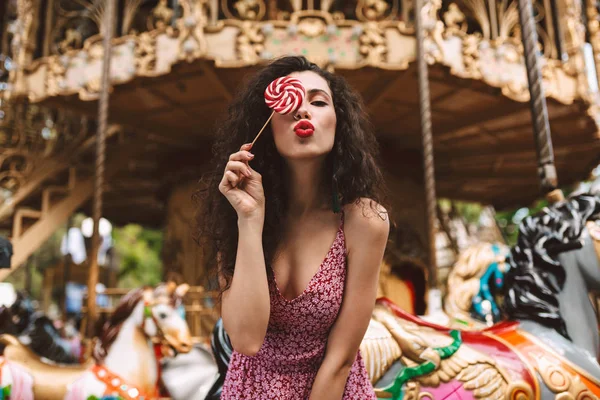 Senhora Bonita Com Cabelos Encaracolados Escuros Vestido Cobrindo Seu Olho — Fotografia de Stock