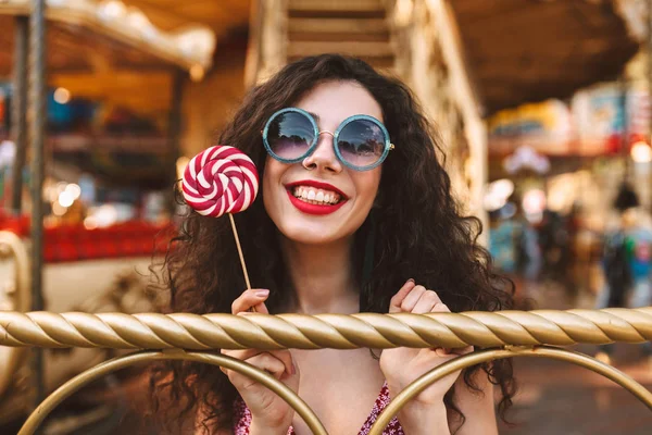 Retrato Senhora Muito Sorridente Com Cabelo Encaracolado Escuro Óculos Sol — Fotografia de Stock