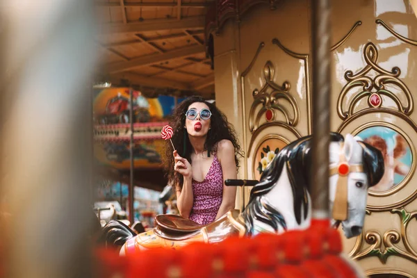 Jeune Dame Cool Avec Des Cheveux Bouclés Foncés Dans Les — Photo