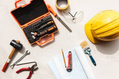 Sarı kask kadar kapatın ve beyaz arka plan üzerinde tamir araçları 