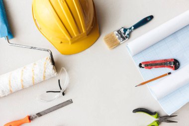 Sarı hardhat ve onarım araçları kopya alanı orta ile çeşitli beyaz arka plan üzerinde kapatın 