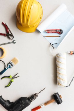 Çeşitli farklı onarım araçları ile kopya alanı orta kadar beyaz arka plan üzerinde kapatın 