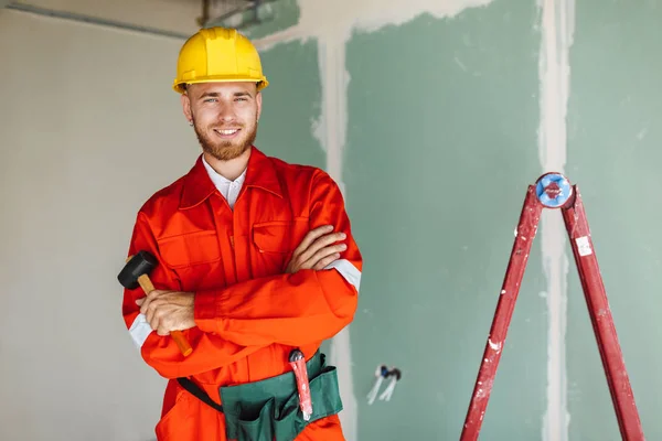 Costruttore Sorridente Abiti Lavoro Arancioni Cappello Duro Giallo Che Tiene — Foto Stock