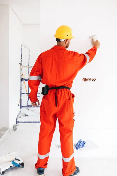 Giovane Caposquadra Piedi Dietro Abiti Lavoro Arancioni Cappello Rigido Giallo — Foto Stock