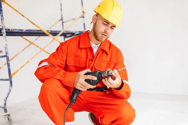 Costruttore Abiti Lavoro Arancioni Cappello Rigido Giallo Con Cura Utilizzando — Foto Stock