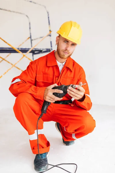 Giovane Caposquadra Abiti Lavoro Arancioni Cappello Rigido Giallo Pensieroso Guardando — Foto Stock