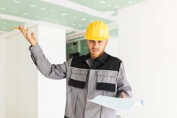 Giovane Ingegnere Emotivo Abiti Lavoro Cappello Rigido Giallo Piano Tenuta — Foto Stock