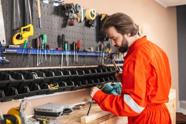 Costruttore Abiti Lavoro Arancioni Con Martello Con Supporto Diversi Utensili — Foto Stock