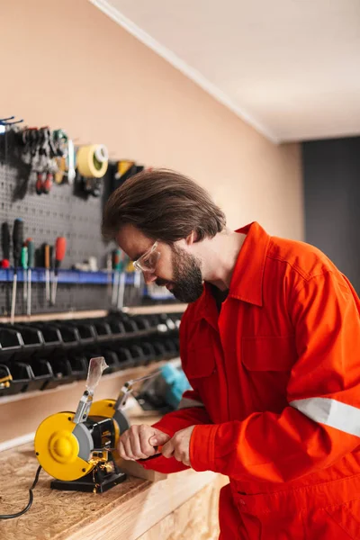 Caposquadra Abiti Lavoro Arancioni Occhiali Protettivi Che Lavora Premurosamente Con — Foto Stock