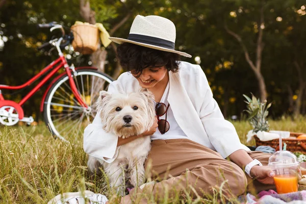 Vackra Leende Flicka Hatt Kramar Söta Lilla Hund Som Gärna — Stockfoto