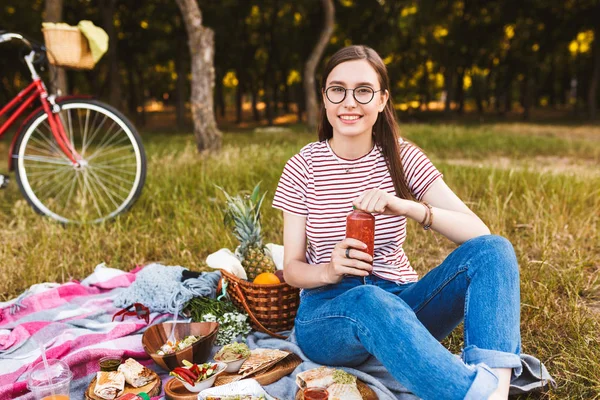 Mooi Meisje Brillen Gestreept Shirt Zittend Picknick Deken Met Voedsel — Stockfoto