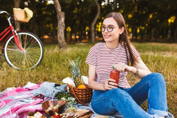 眼鏡やストライプの シャツがうっとりと公園にピクニックに脇の出費の時間を探している美しい笑みを浮かべて少女 — ストック写真