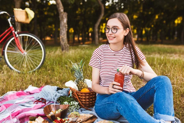 Mooi Lachende Meisje Brillen Gestreept Shirt Dromerig Zoek Tijd Opzij — Stockfoto