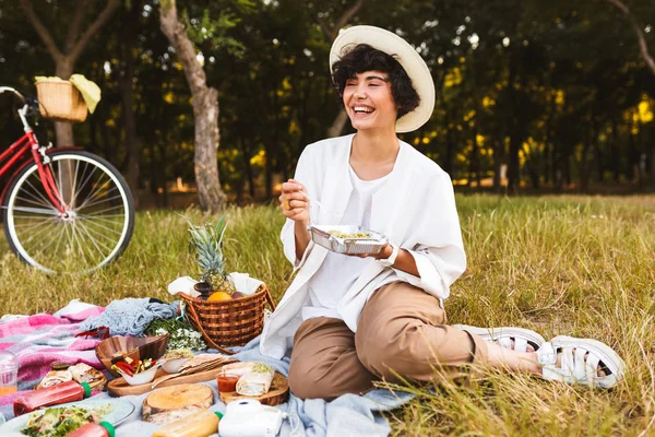 Vrolijke Meisje Zit Hoed Witte Overhemd Met Salade Handen Lachen — Stockfoto