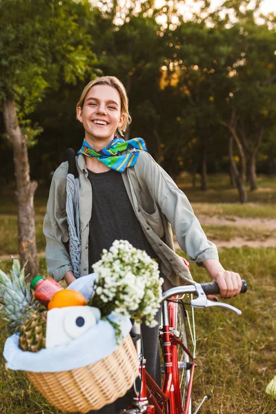 Hermosa Chica Sonriente Bicicleta Con Flores Silvestres Frutas Cámara Polaroid —  Fotos de Stock