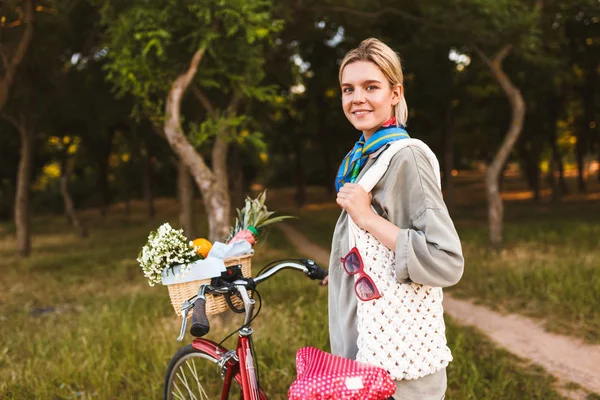Chica Alegre Con Bicicleta Cesta Llena Flores Silvestres Frutas Felices —  Fotos de Stock
