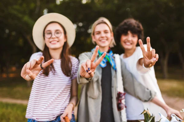 Nahaufnahme Hübscher Lächelnder Mädchen Die Glücklich Siegergesten Zeigen Und Park — Stockfoto