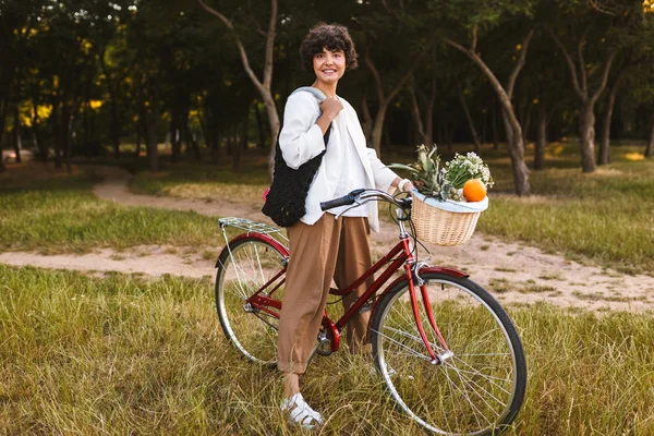 Hermosa Chica Sonriente Bicicleta Clásica Cesta Llena Frutas Flores Silvestres — Foto de Stock