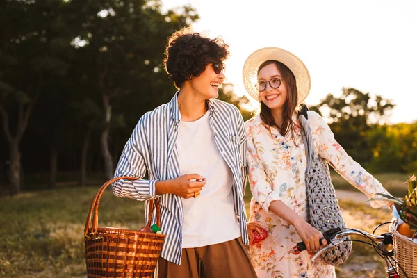 Twee Mooie Lachende Meisjes Met Fiets Mand Gelukkig Zoek Elkaar — Stockfoto