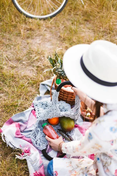 Panienka Białym Kapeluszu Siedzi Koc Piknikowy Ciąg Torba Trzymając Butelkę — Zdjęcie stockowe