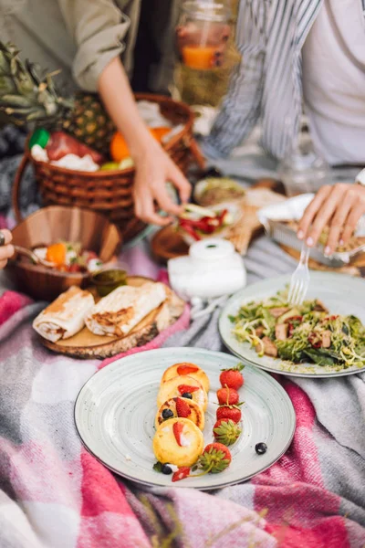 Güzel piknik üzerinde park piknik battaniyeye lezzetli yemekler çeşitli ile kapatmak 