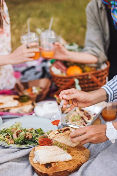 在公园野餐毯上 用各种可口的食物和饮料结束美丽的野餐 — 图库照片