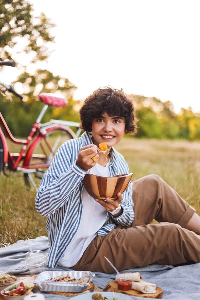 Vackra Leende Flicka Randig Skjorta Holding Skål Med Sallad Gärna — Stockfoto