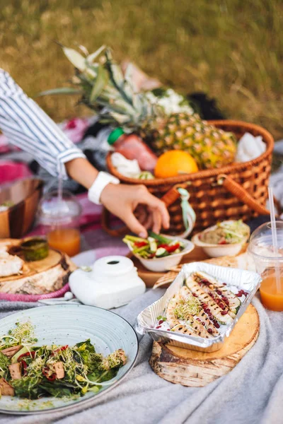 在公园野餐毯上 用各种美味的食物和水果篮结束美丽的野餐 — 图库照片
