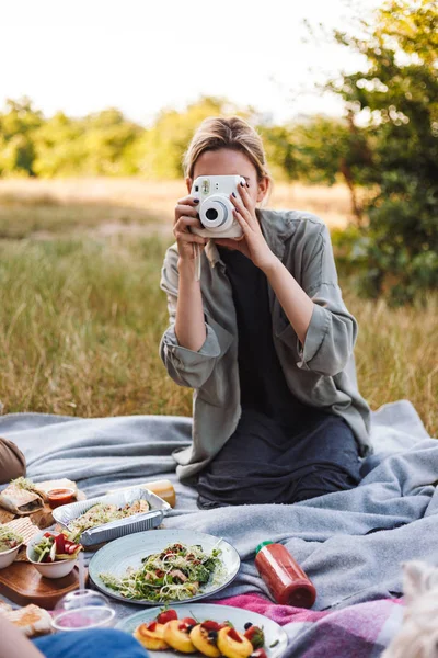 Mooi Meisje Zittend Picknick Deken Gras Voor Gezicht Met Witte — Stockfoto