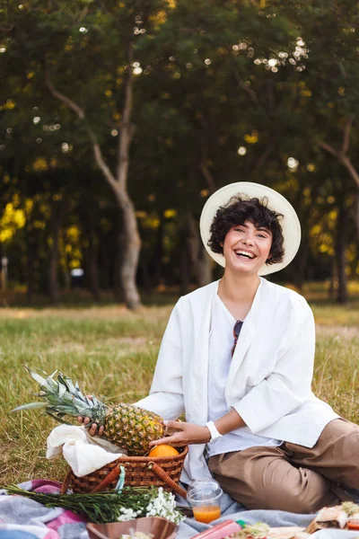 สาวสวยห วเราะน งในหมวกและเส ขาวถ บปะรดในม ออย างม ความส ขมองในกล องในป — ภาพถ่ายสต็อก