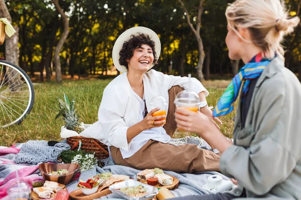 Bella Ragazza Ridente Seduta Una Coperta Picnic Con Succo Mano — Foto Stock