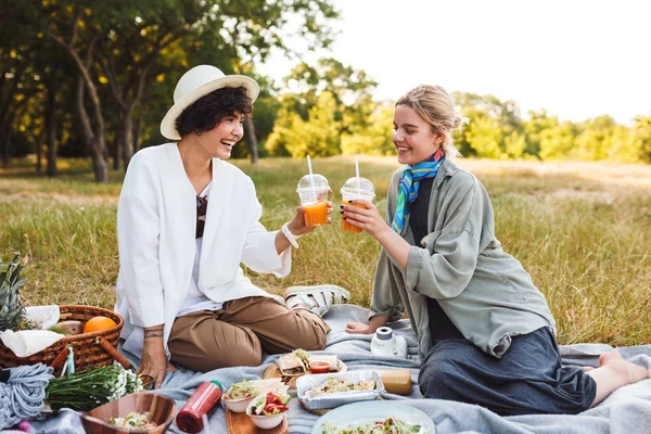 Due Belle Ragazze Sorridenti Sedute Una Coperta Picnic Con Succo — Foto Stock